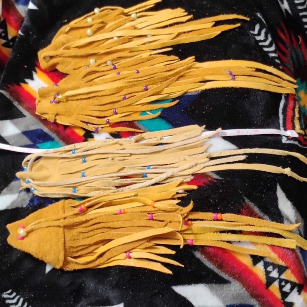4 Small Buck Skin Medicine BagsWith Fringes And Accent Beads. Long Draw Closure. - Picture 3 of 10